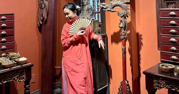 Ao Dai ذو القطع المستقيمة في صعود