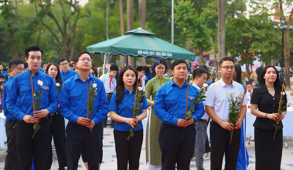 Les délégués offrent de l'encens et des fleurs au monument du héros Ly Tu Trong