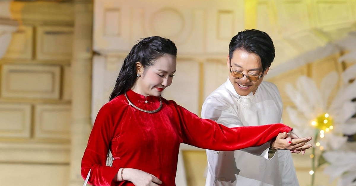 Singer Tuan Hung and his wife surprised everyone at the fashion show