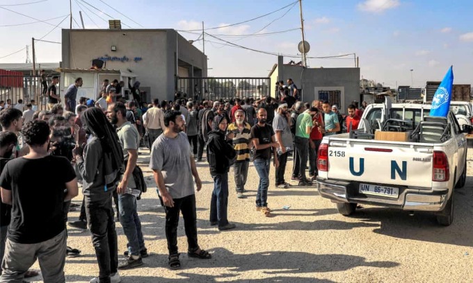 Lao động Palestine chờ ở cửa khẩu Kerem Shalom tại Rafah ngày 3/11. Ảnh: AFP