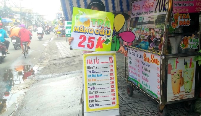 Le thé au corossol est devenu une nouvelle boisson dans de nombreux magasins, des trottoirs aux cafés et aux grandes chaînes de Ho Chi Minh-Ville. Photo : Thi Ha