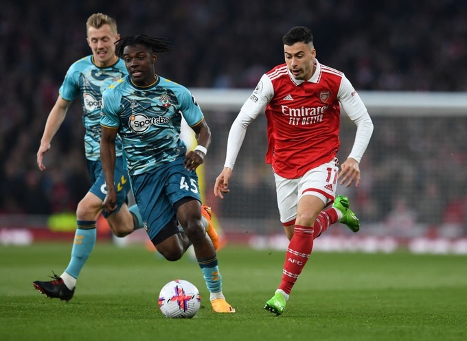 Arsenal may mắn thoát thua trước đội bét bảng Southampton - 1