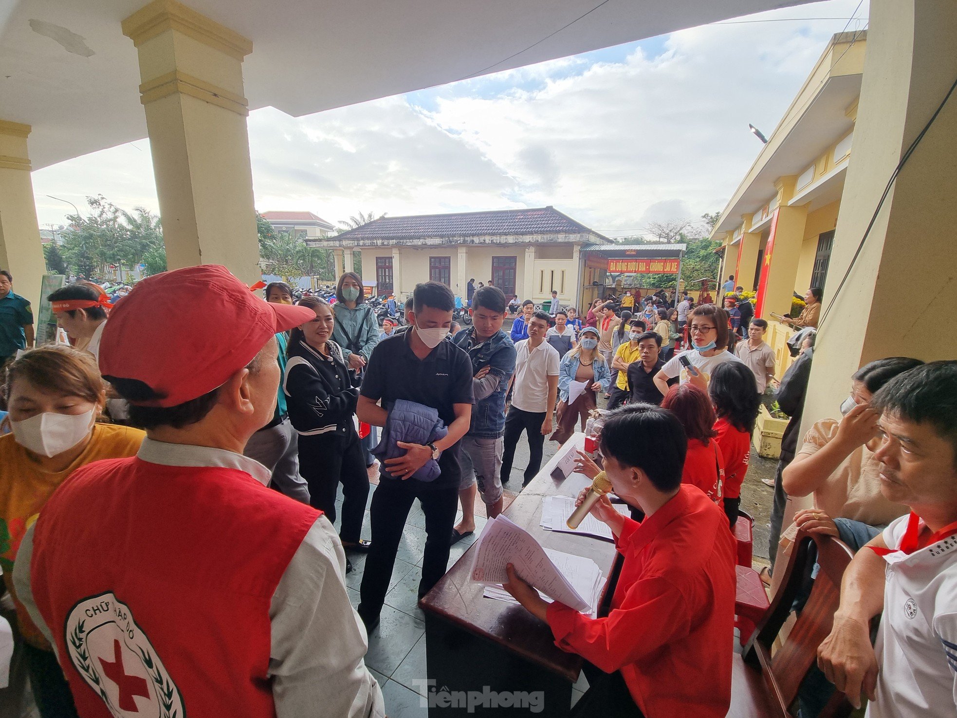 Hoi An ancient town residents brave the rain to donate blood on Red Sunday photo 9