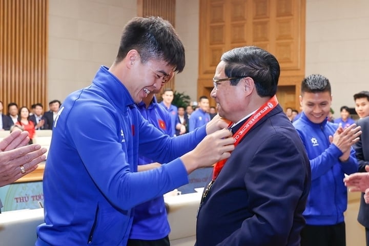 Kapitän Do Duy Manh überreichte Premierminister Pham Minh Chinh im Namen der vietnamesischen Nationalmannschaft respektvoll die Meisterschaftsmedaille des AFF Cup 2024 – Foto: VGP/Nhat Bac