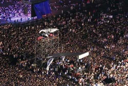 De concertavond met Big Bang verliep chaotisch, omdat duizenden fans elkaar verdrongen en opzij duwden om dichter bij het podium te komen. Foto: Twitter