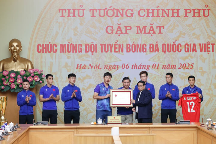 Der Premierminister verlieh der vietnamesischen Mannschaft die First Class Labor Medal. (Foto: VGP)