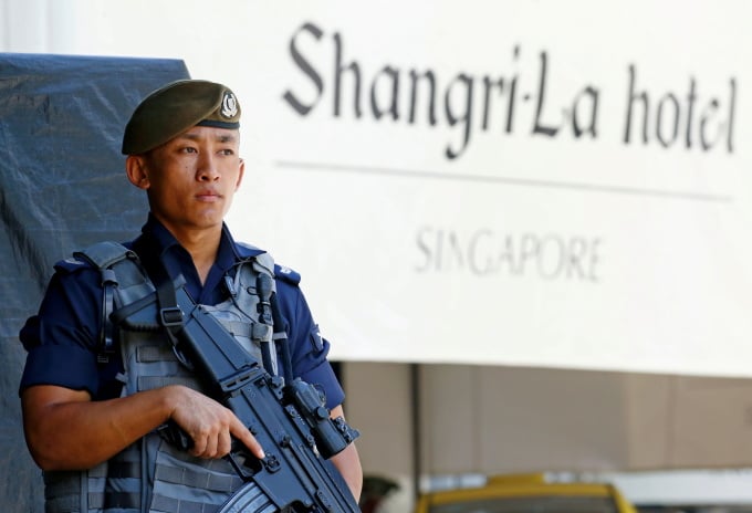 2019年5月、シンガポールのシャングリラ・ダイアログ会場の外を警備する警官たち。写真：ロイター