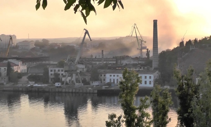 De la fumée s'élève d'un chantier naval touché par un missile à Sébastopol, en Crimée, en septembre dernier. Photo : Reuters
