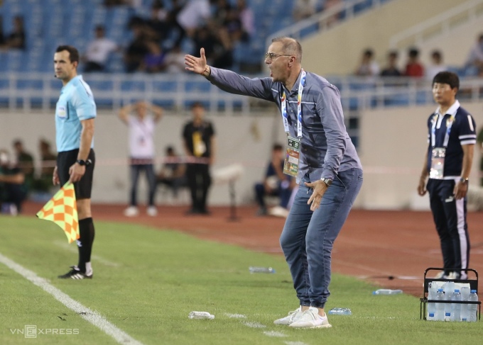 Coach Bozidar Bandovic got angry in the second half when Hanoi FC's formation was not kept properly. Photo: Hieu Luong