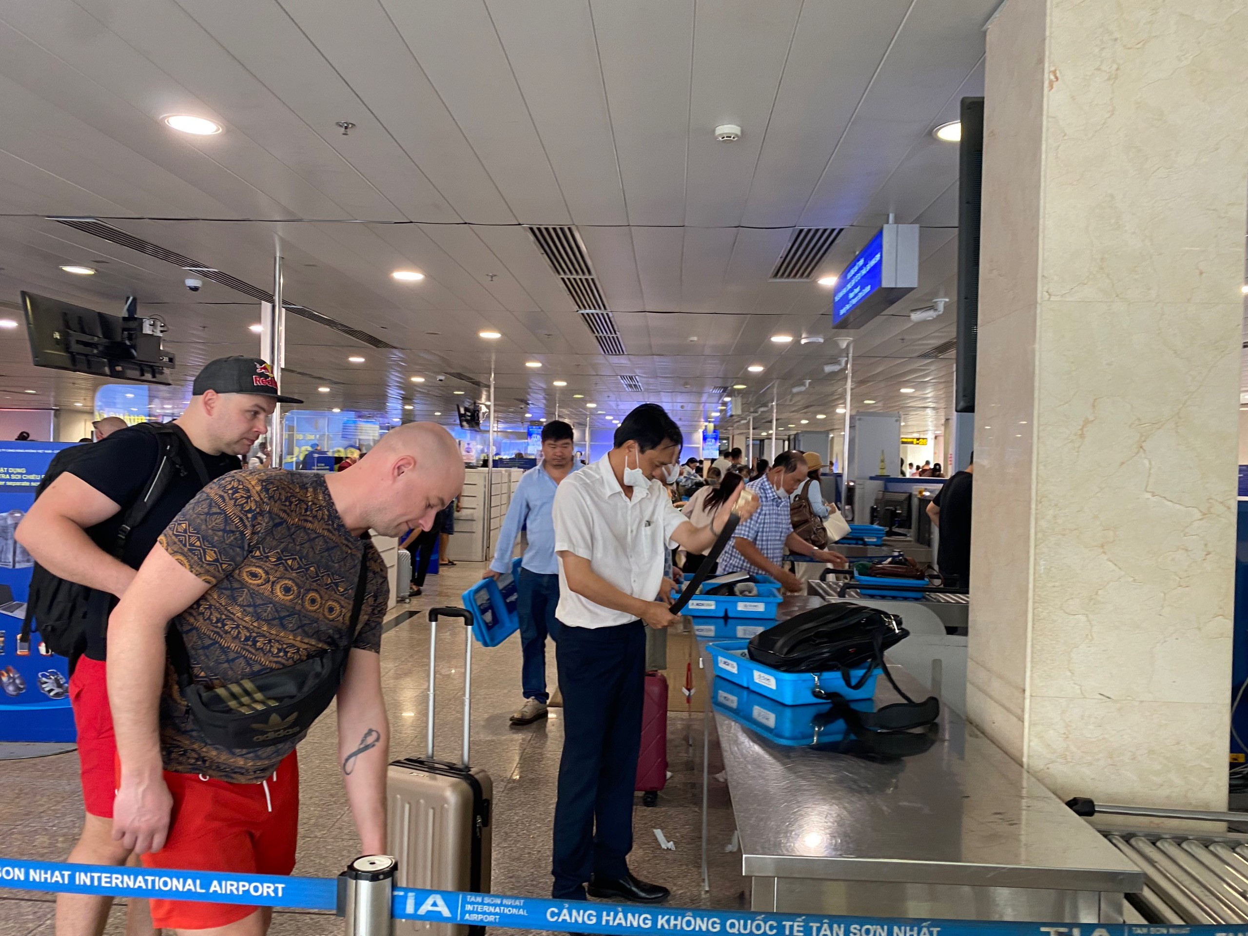 イベント - タンソンニャット国際空港が乗客サポートと新型コロナウイルス感染症予防を強化（画像2）。