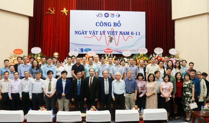 Des scientifiques et des professeurs de physique prennent une photo commémorative à l'occasion de la proclamation de la Journée de la physique au Vietnam. Photo : Université nationale d'éducation de Hanoï.