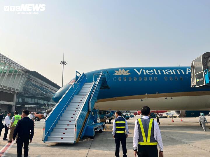 Das Flugzeug mit dem vietnamesischen Team landete am Flughafen Noi Bai.