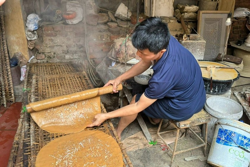 Nghề truyền thống tráng bánh đa dừa nướng tại làng cổ Thổ Hà. (Ảnh: PV)