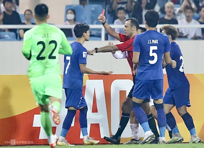 Wei Shihao (number 7) received a direct red card after kneeing Pham Xuan Manh in the face in the 73rd minute. Photo: Trung Nhu