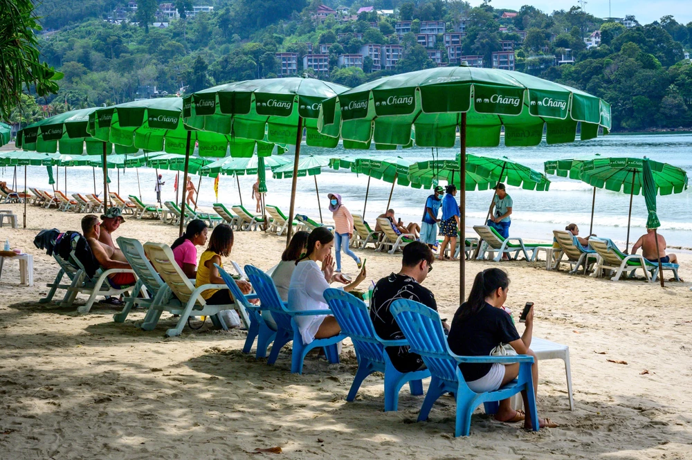 Khách du lịch tại đảo Phuket, Thái Lan. (Ảnh: AFP/TTXVN)