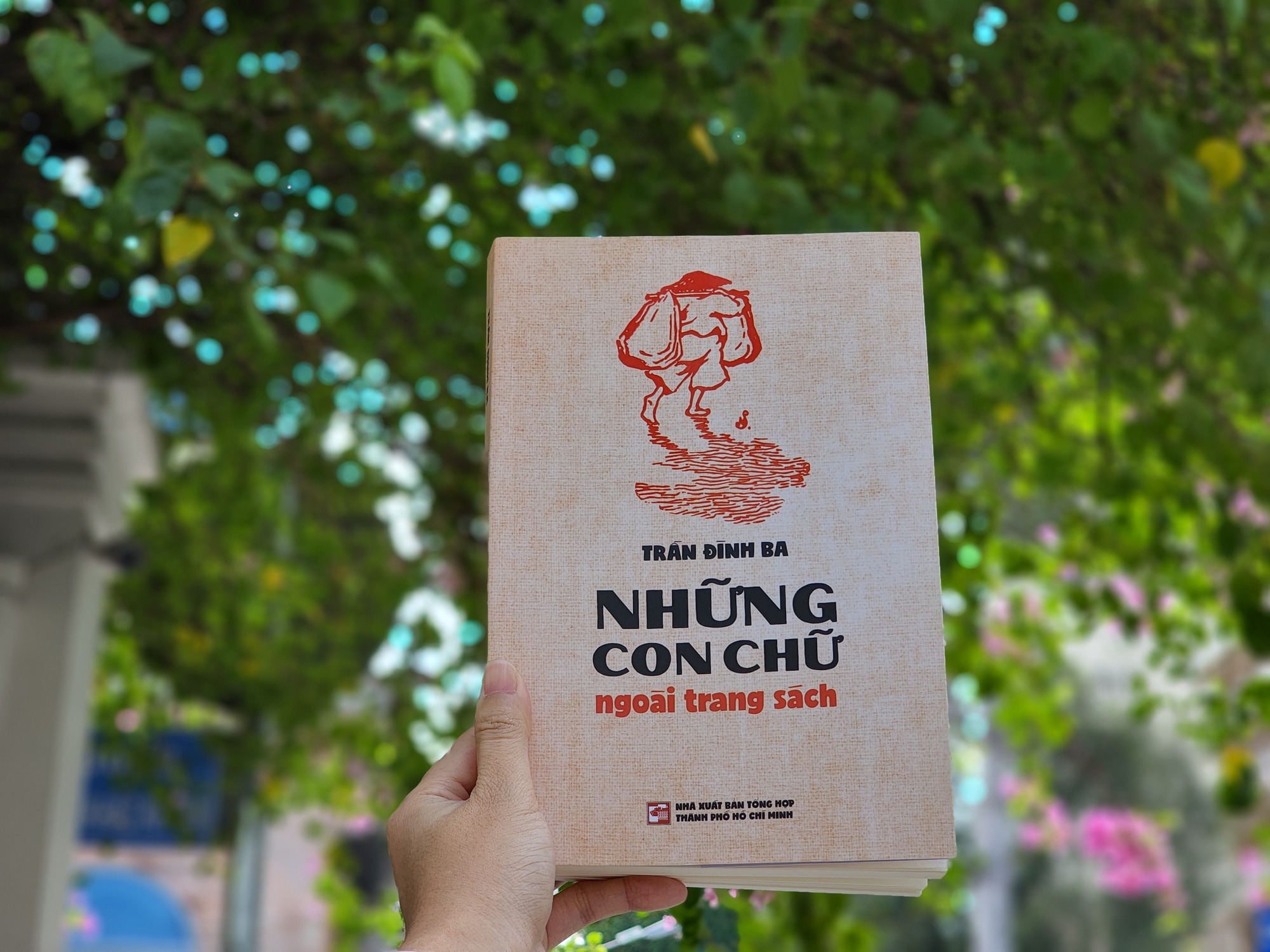 'Những con chữ ngoài trang sách' của Trần Đình Ba tiết lộ nhiều chuyện 'động trời' - Ảnh 1.