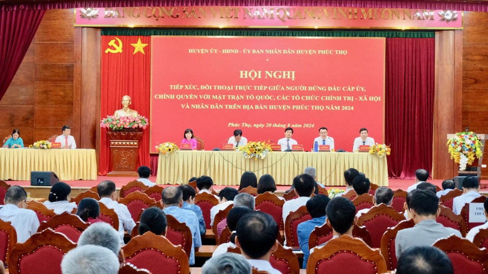 El jefe del Comité del Partido y el gobierno del distrito de Phuc Tho se reunieron y dialogaron directamente con la gente.