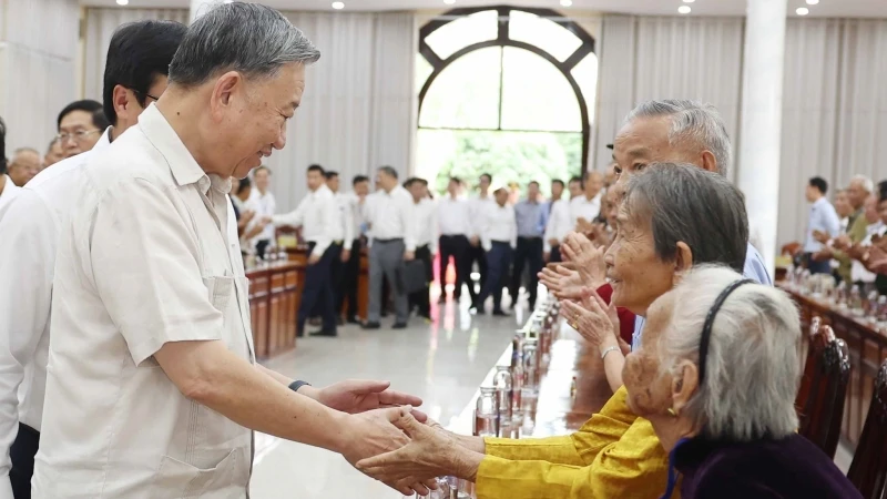 Tổng Bí thư Tô Lâm gặp mặt, tặng quà người có công tiêu biểu tỉnh Đồng Tháp, thăm Trường THPT Tràm Chim và khảo sát công trình thi công dự án cao tốc Cao Lãnh-An Hữu