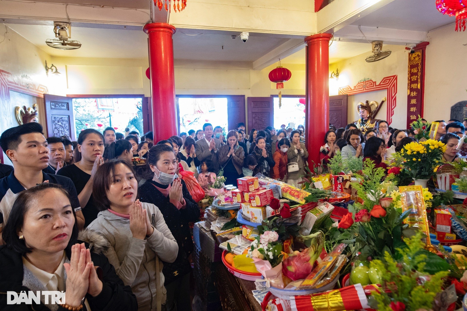 On the first day of work, Tay Ho Palace was packed with people offering prayers, tourists jostled to find a way to enter photo 10