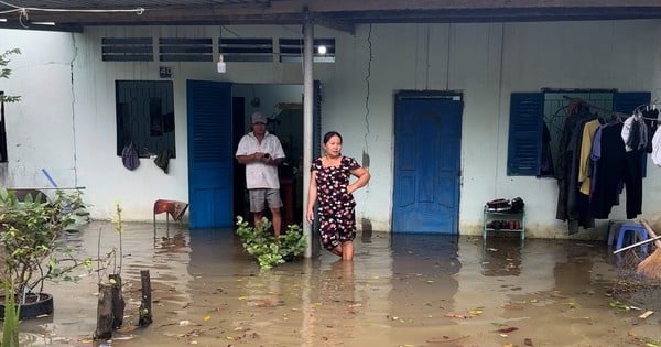 Marée haute, les gens quittent leurs maisons et louent des chambres pour éviter les inondations