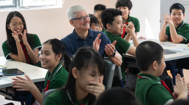 On the morning of April 16, Tim Cook traveled to Hanoi Star Primary and Secondary School. There, he interacted with students and teachers in the school yard and attended an environmental lesson where students used iPads to study. He also expressed his gratitude for learning how to reduce, reuse, and recycle.