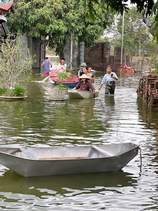 ‘Đột nhập' khu bếp nấu hàng nghìn suất ăn thiện nguyện ở vùng lũ Hà Nội ảnh 16