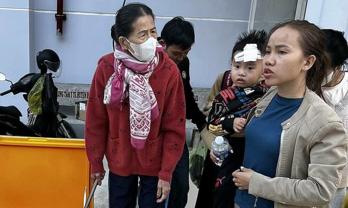 A family with injured children were taken to Dak Glei District Medical Center for treatment. Photo: Minh Bang