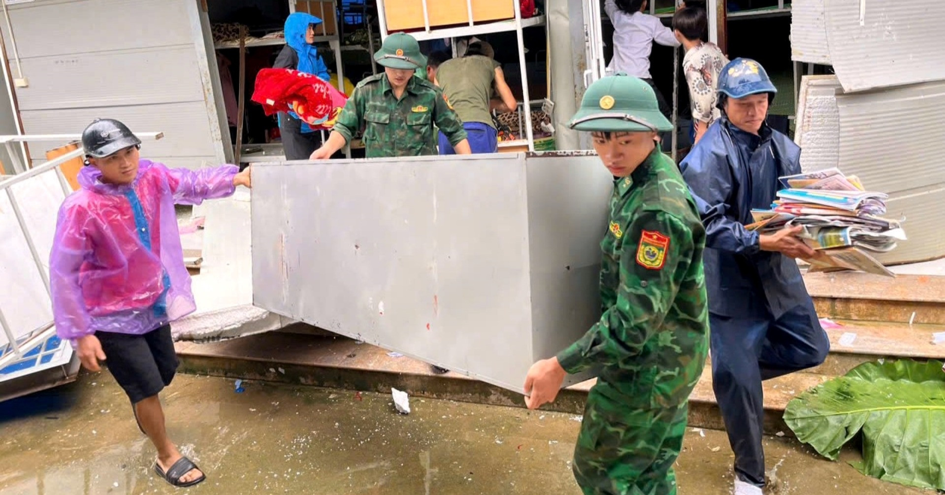 Heartwarming images of border guards in Thanh Hoa helping people in floods