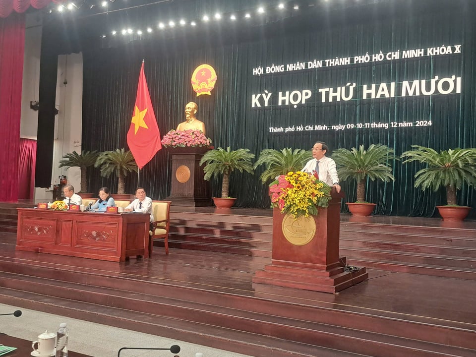 पोलित ब्यूरो सदस्य - हो ची मिन्ह सिटी पार्टी समिति के सचिव गुयेन वान नेन ने बैठक का संचालन करते हुए भाषण दिया।