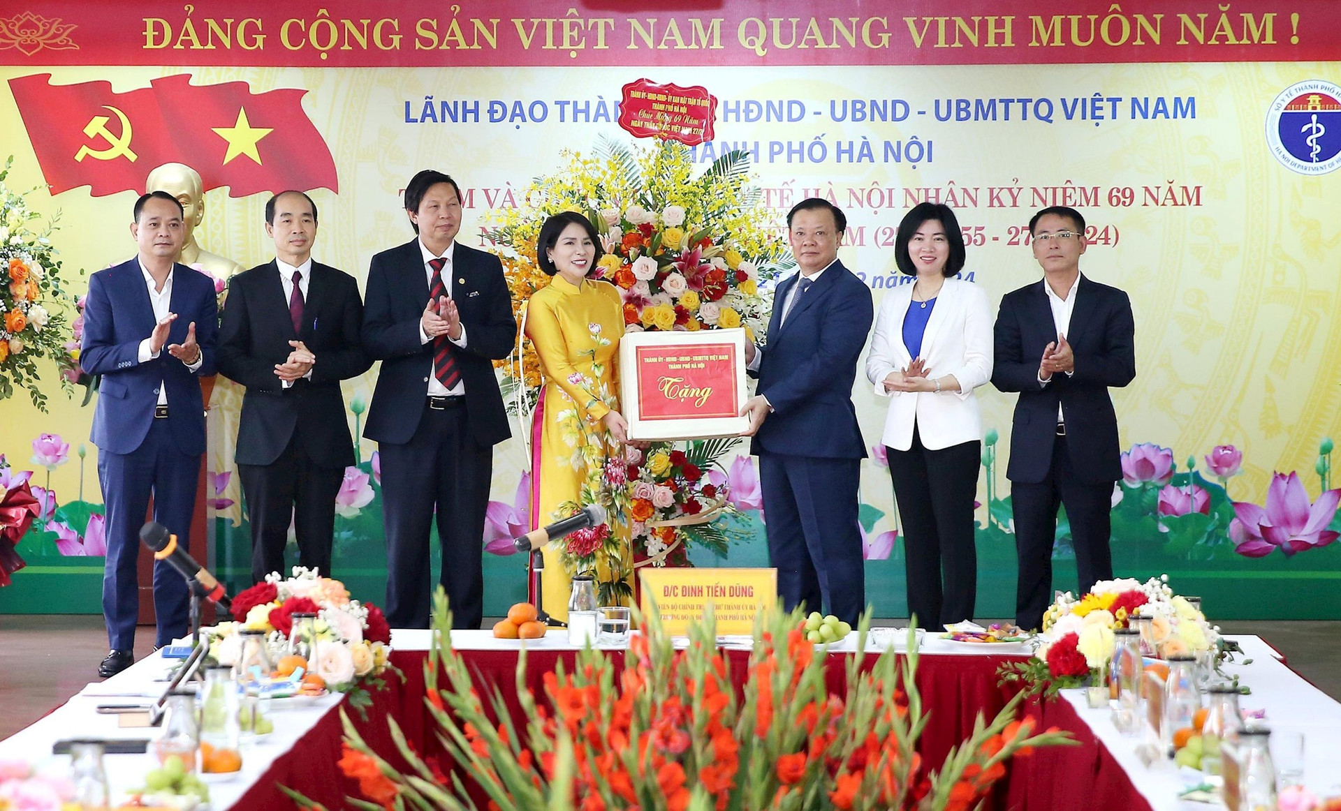 Der Sekretär des Parteikomitees von Hanoi, Dinh Tien Dung, gratulierte den Kadern, Ärzten und Krankenschwestern des Gesundheitssektors der Hauptstadt anlässlich des 69. Jahrestages des Vietnam Doctors' Day -1