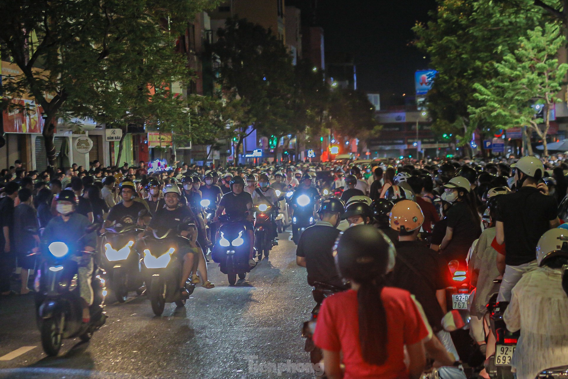 Las calles de Danang están abarrotadas en la noche del Festival del Medio Otoño foto 12