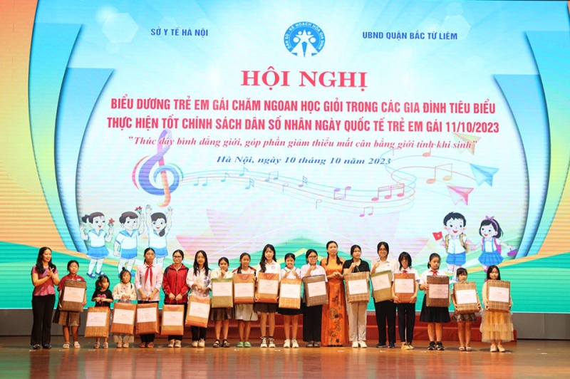 Girls were honored at the Conference to honor good and studious girls in exemplary families that have well implemented population policies held on October 10, 2023 in Bac Tu Liem District, Hanoi.