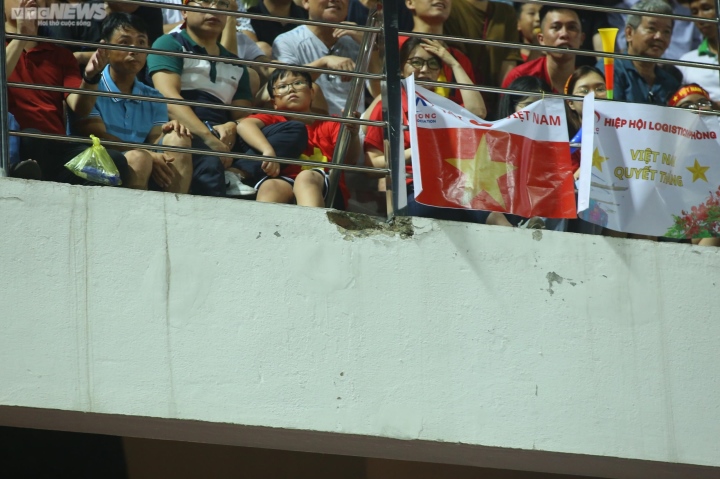 Piece of concrete falls on fan at Lach Tray stadium during Vietnam team match - 1