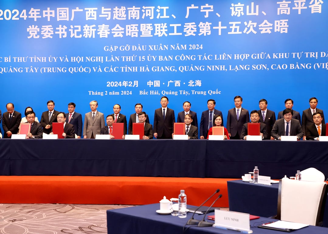 Reunión de principios de primavera entre los secretarios de los Comités provinciales del Partido de Ha Giang, Quang Ninh, Lang Son y Cao Bang (Vietnam) y el secretario del Comité del Partido de la Región Autónoma Zhuang de Guangxi (China) -0