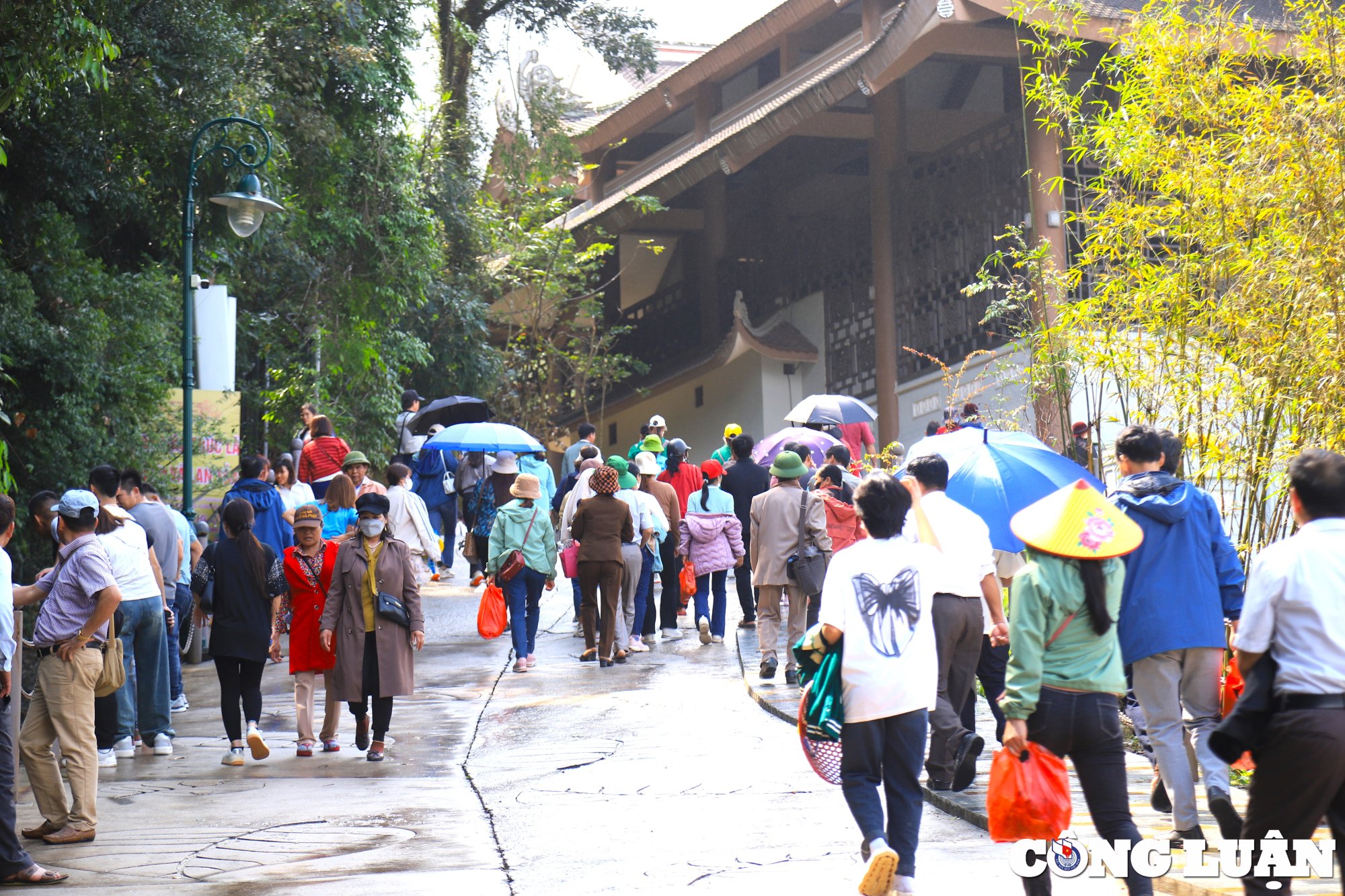 Touristen erobern die Thuong-Pagode in Tay Yen Tu, Bild 6