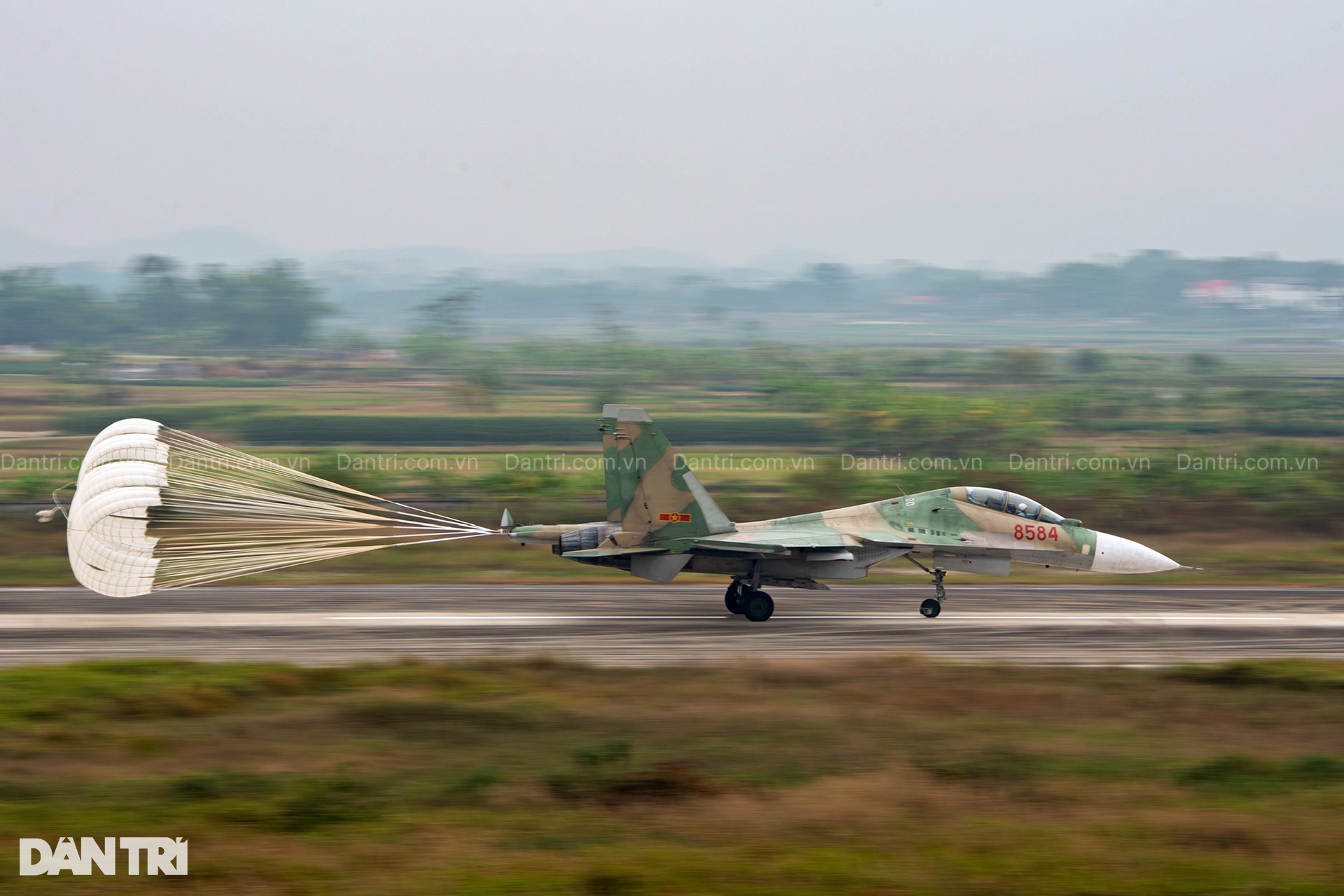 Hổ mang chúa SU-30MK2 thả 96 quả đạn nhiễu rực sáng bầu trời Hà Nội - 19