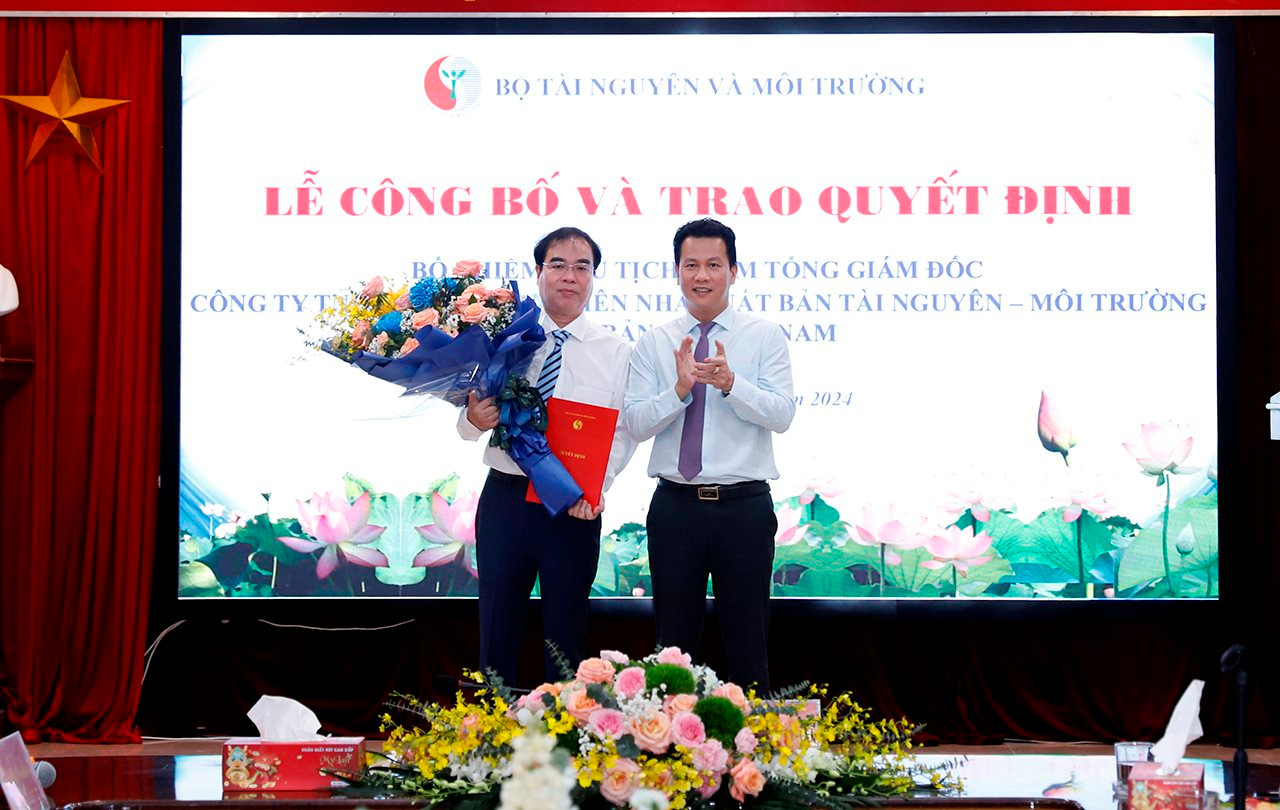 small_20240415-bo-truong-trao-qd-nxb-2.jpg