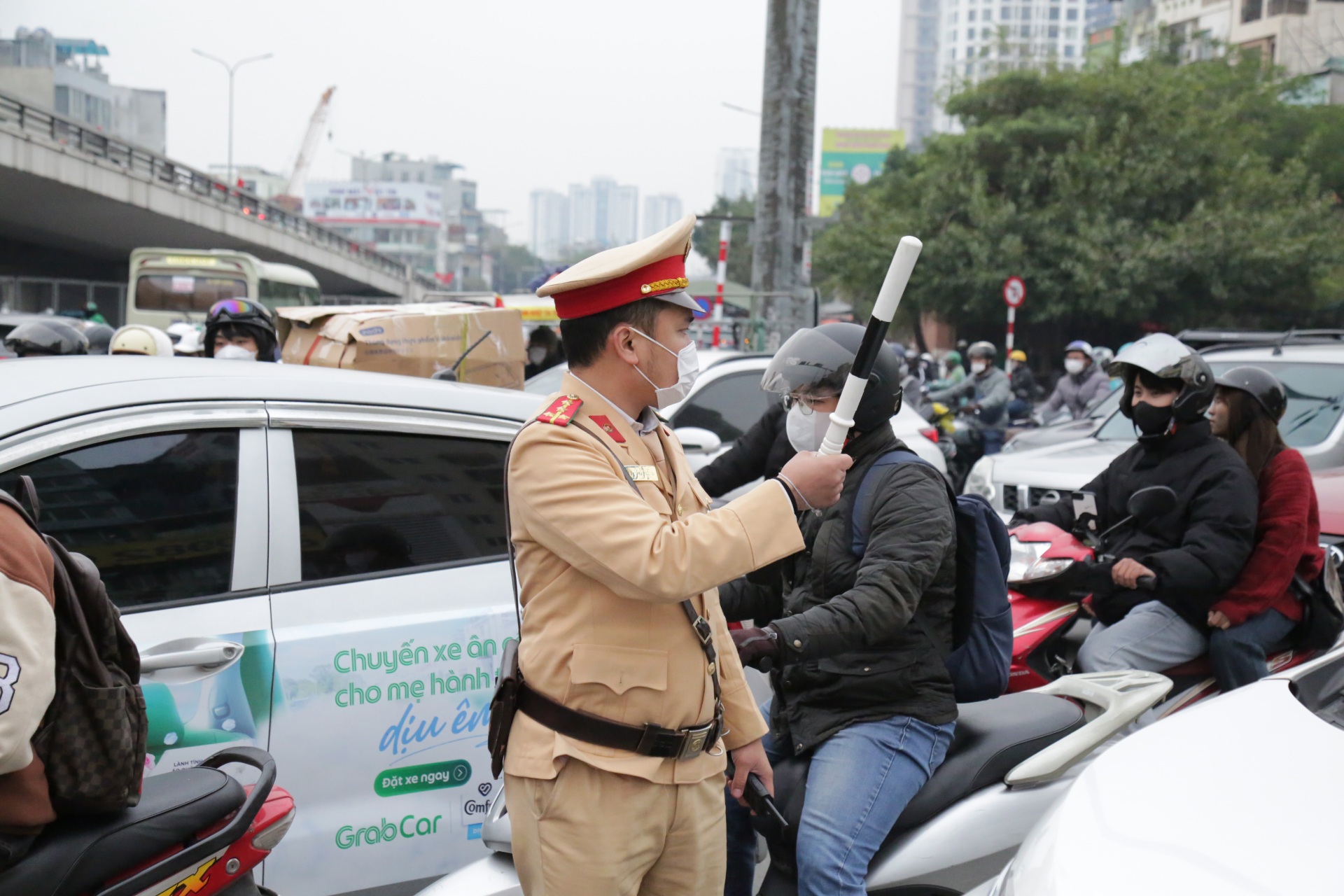 Giao thông Hà Nội ùn tắc ngày giáp Tết, CSGT căng mình phân luồng - 8