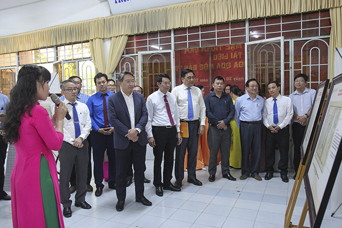 Mr. Nguyen Hai Ninh - Member of the Party Central Committee, Secretary of the Provincial Party Committee, along with provincial leaders and the public visited the exhibition.