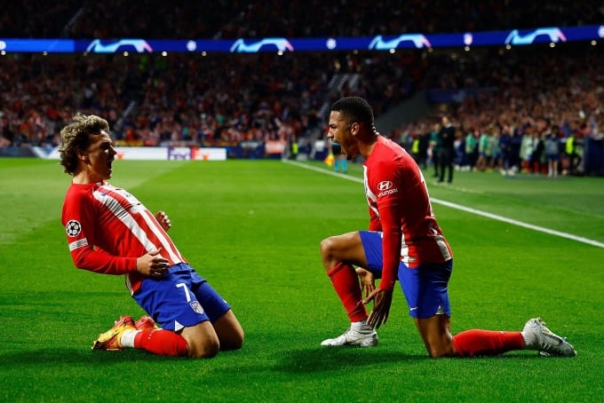 Lino (derecha) celebra su gol con Griezmann, quien le asistió. Foto: Reuters