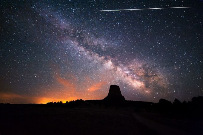 Sao băng Eta Aquarids trên bầu trời hồi năm 2013. Ảnh: David Kingham/Space