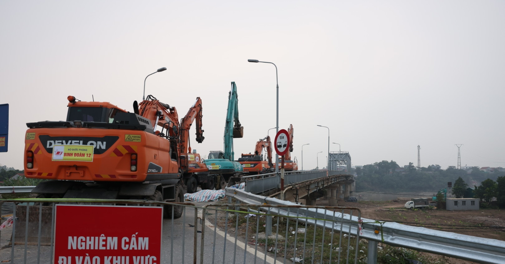 Gathering large machinery, preparing to dismantle Phong Chau bridge