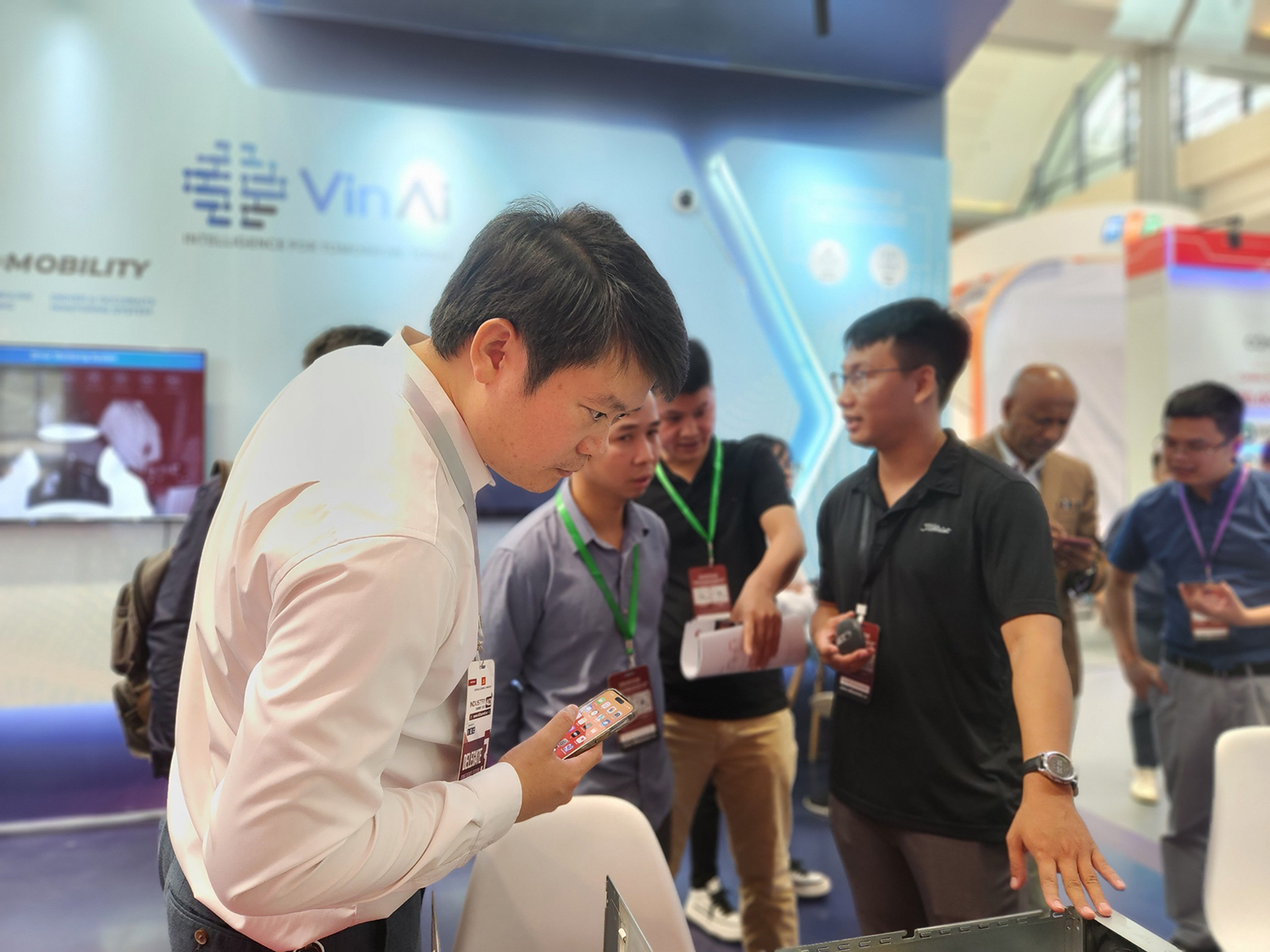 VinAI präsentiert bahnbrechende KI-Erfahrung auf der internationalen Ausstellung Vietnam Industry 4.0 Summit 2023