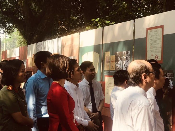 Delegados y público visitando la exposición - Foto: Comité Organizador