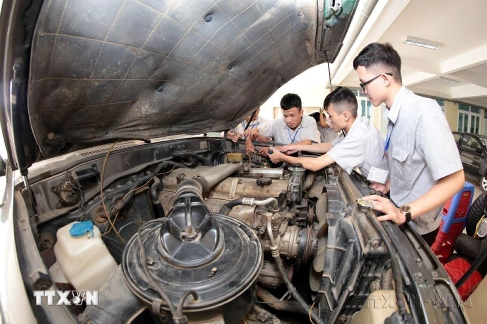 Thực hành sửa chữa ô tô tại Trường Cao đẳng Cơ khí nông nghiệp (Vĩnh Phúc). (Ảnh minh họa: Anh Tuấn/TTXVN)