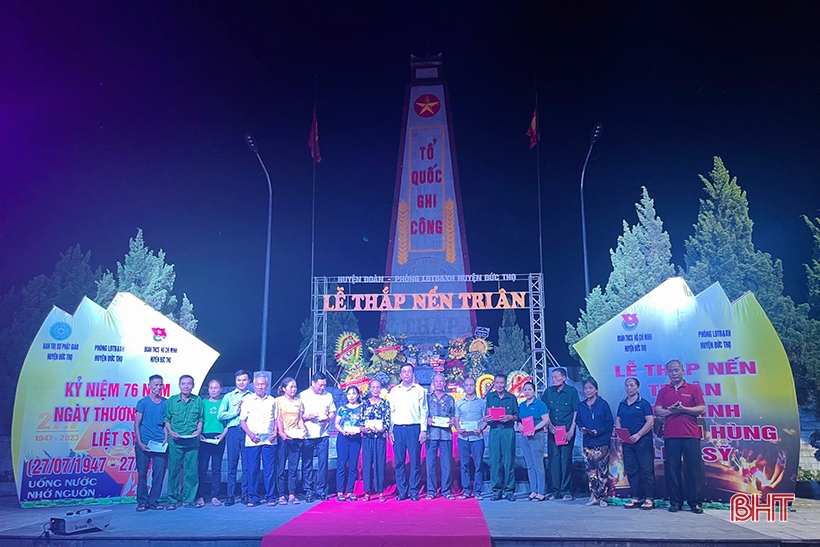 Les jeunes de Ha Tinh allument des bougies pour rendre hommage aux martyrs héroïques