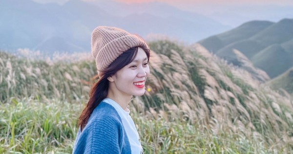 Les jeunes s'intéressent avec impatience au champ de roseaux blancs à la fin de l'automne dans la « Sapa miniature »