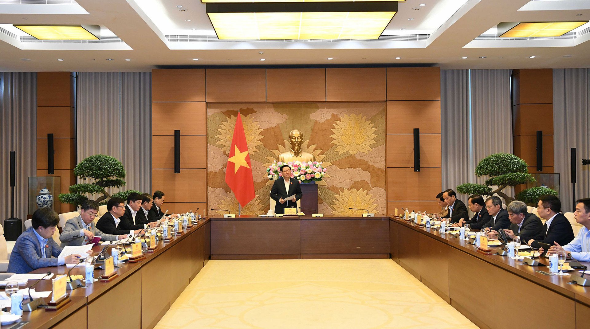 Le président de l'Assemblée nationale, Vuong Dinh Hue, a présidé une séance de travail sur le projet de loi sur l'industrie de la défense nationale, la sécurité et la mobilisation industrielle -0