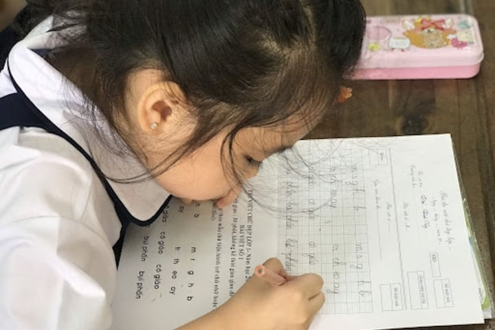 多くの親は、子供たちを書道の訓練センターに通わせるために何百万ドンも費やすことをいとわない。 （図）