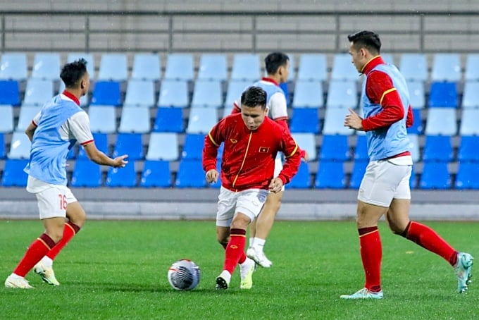 Quang Hai (middle) warms up before the match between Vietnam and Uzbekistan last night, October 13. Photo: Doan Huynh